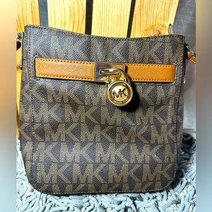 MICHAEL KORS Hamilton Traveller Medium
Crossbody Bag